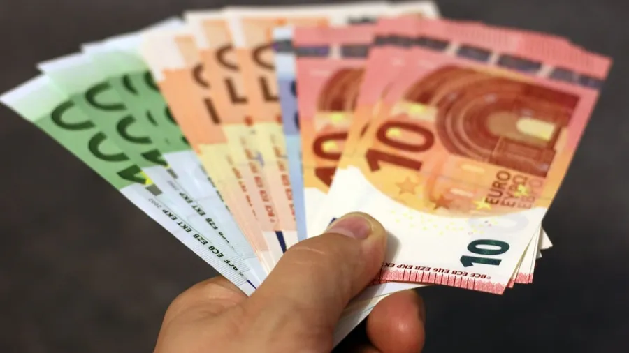 Revolut launches euro stablecoin EURR in three markets